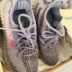 Adidas YEEZY BOOST GrEy and Red Patterned Sneakers. SZ8 (W9)